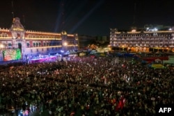 Pendukung calon presiden Meksiko dari Partai Morena, Claudia Sheinbaum, berkumpul di Zocalo Square di Mexico City usai hasil pemilihan umum, 3 Juni 2024. (Foto: AFP)