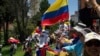 Manifestantes con banderas por la Carrera Séptima en Bogotá.