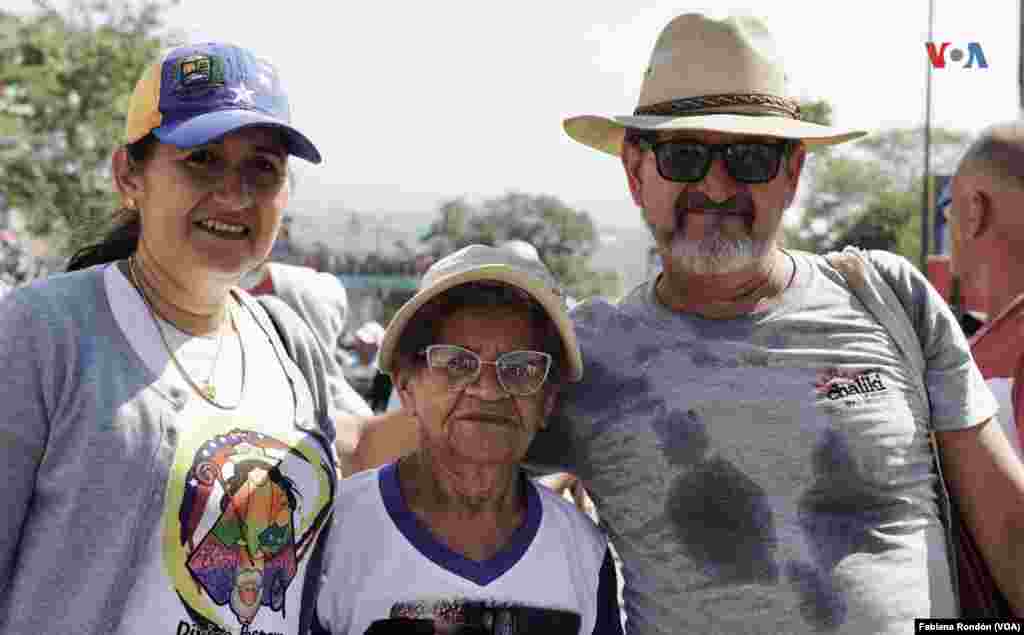 Lucía del Carmen tiene 83 años y más de 50 de ellos ha asistido a las procesiones de la Divina Pastora, virgen de la que se declara devota. &ldquo;Le pido mucha salud y que ella sea el doctor que nos cure de los dolores. Acá voy caminando porque ella me cuida&rdquo;.