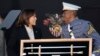 El cadete Melic Belong entrega a la vicepresidenta Kamala Harris un recuerdo durante la ceremonia de graduación de los cadetes de la academia militar de Estados Unidos en West Point, Nueva York, sábado 27 de mayo de 2023. (AP Foto/Bryan Woolston)