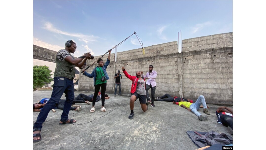 Anggota kelompok akting yang berharap dapat meningkatkan minat terhadap film aksi di Nollywood, meniru adegan dari film aksi, di Port Harcourt, Nigeria (foto: ilustrasi).