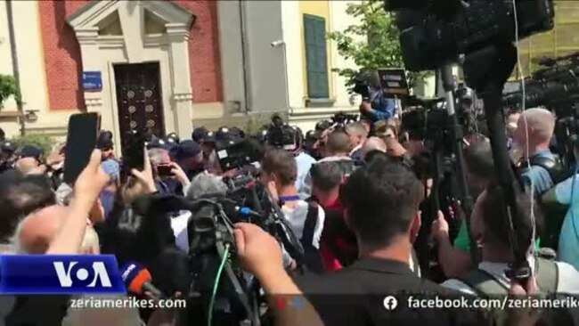 Tiranë: Kërkohet dorëheqja e Veliajt, protestuesit hedhin mjete shpërthyese 