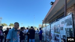 6月15日，中國共產黨建黨紀念日前夕，加州的民主人士和異議人士在洛杉磯華人聚集地丁胖子廣場舉辦了“中共百年暴行展”， 圖為參觀者在觀展。