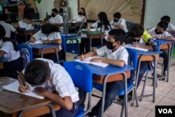 Un grupo de niños recibe clases en un colegio ubicado en una zona fronteriza de Costa Rica. [Foto: Oscar Navarrete/LA PRENSA]