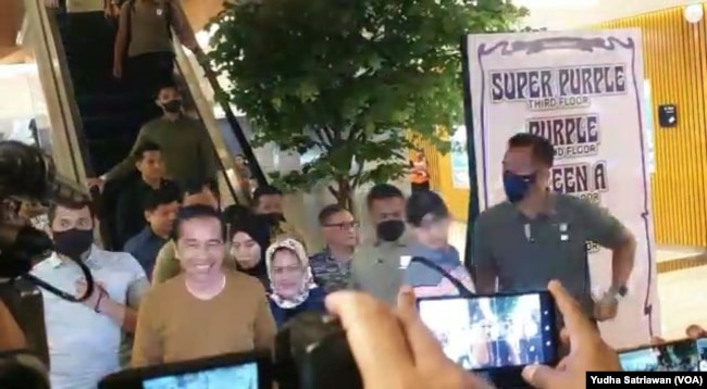 Presiden Jokowi usai nonton komser Deep Purple di Edutorium UMS, Jumat (10/3). (Foto: VOA/ Yudha Satriawan)