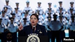 La presidenta de Honduras, Xiomara Castro, pronuncia un discurso durante una ceremonia para conmemorar el aniversario de la Fuerza Aérea de Honduras en la Base Aérea Hernán Acosta en Tegucigalpa, Honduras, el 21 de abril de 2023.