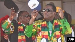 Rais Emmerson Mnangagwa (kulia) wakati wa mkutano wa kampeni za uchaguzi za chama cha ZANU-PF. Picha na Zinyange AUNTONY/AFP.