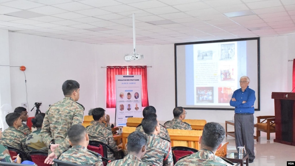 印度阿鲁纳恰尔邦达洪喜马拉雅文化研究中心，士兵们正在教室里上课（美国之音 贾尚杰）(photo:VOA)