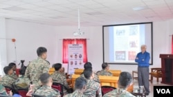 印度阿鲁纳恰尔邦达洪喜马拉雅文化研究中心，士兵们正在教室里上课（美国之音 贾尚杰）