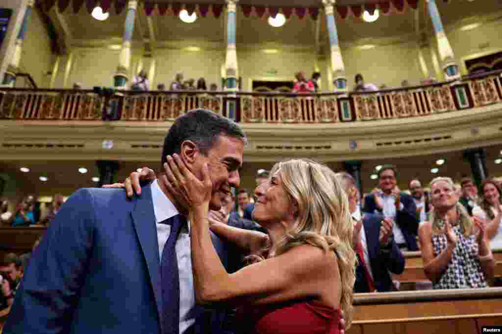 Spain&#39;s left-wing Sumar leader Yolanda Diaz (R) greets acting Prime Minister and Socialist Party leader Pedro Sanchez at the parliament, in Madrid.