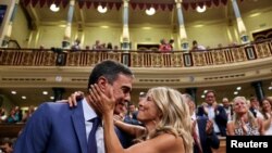 Spain&#39;s left-wing Sumar leader Yolanda Diaz (R) greets acting Prime Minister and Socialist Party leader Pedro Sanchez at the parliament, in Madrid.
