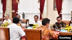 Presiden Jokowi bersama Kementerian dan Lembaga terkait menyelenggarakan ratas di Istana Kepresiden, Jakarta, Selasa (27/8). (biro Setpres)