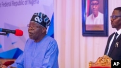 Shubaga Bola Tinubu a tsaye yana magana (Hoto: Facebook/Tinubu)