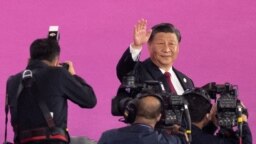 Predsjednik Kine Xi Jinping maše tokom ceremonije otvaranja Azijskih igara, stadion Olimpijskog sportskog centra Hangzhou, 23. septembra 2023.