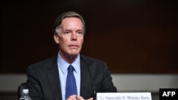 ARCHIVO - Nicholas Burns testifica ante la audiencia de confirmación de la Comisión de Relaciones Exteriores del Senado sobre su nominación para ser embajador en China, en el Capitolio de Washington, el 20 de octubre de 2021.