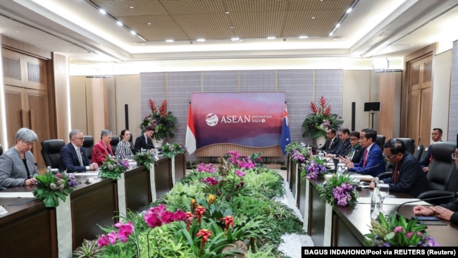 Presiden Joko Widodo menyampaikan sambutannya saat mendengarkan Perdana Menteri Australia Anthony Albanese dalam pertemuan bilateral di sela-sela KTT ASEAN ke-43 di Jakarta, 7 September 2023. (Foto: BAGUS INDAHONO/Pool via REUTERS)