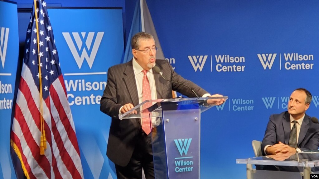 El presidente electo de Guatemala, Bernardo Arévalo, durante disertación en el Centro Woodrow Wilson en Washington, el martes 3 de octubre. [Foto: Tomás Guevara, VOA] 