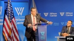 El presidente electo de Guatemala, Bernardo Arévalo, durante disertación en el Centro Woodrow Wilson en Washington, el martes 3 de octubre. [Foto: Tomás Guevara, VOA] 