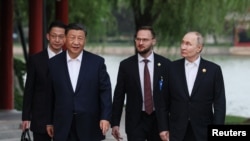 16일 블라디미르 푸틴 러시아 대통령과 시진핑 중국 국가주석이 중국 베이징 중난하이 공원에서 열린 다도회에 참석하기 위해 걸어가고 있다. 
