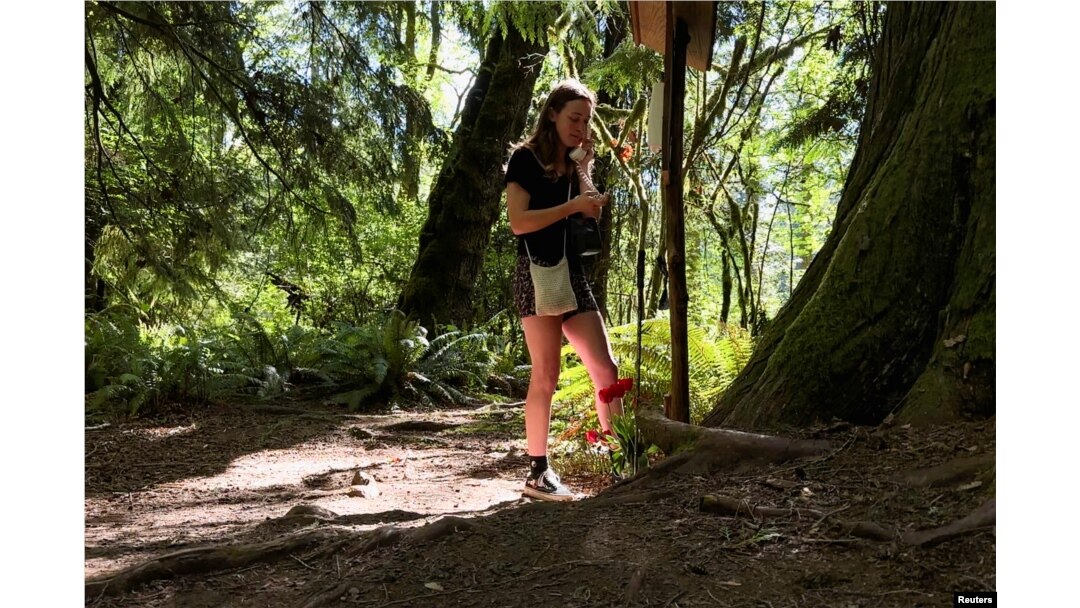 Jayden Sylvester (12), saudara laki-laki Joelle Rose Sylvester, yang meninggal pada tahun 2020, menelepon saudara perempuannya dari Telepon Angin yang dipasang untuk menghormatinya, di Squaxin Park, di Olympia, Washington, AS, 10 Mei 2023. REUTERS/ Matt Mills McKnight