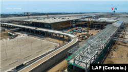 Rampa de acceso a Ciudad Aeropuerto Jorge Chávez. El proyecto actual comprende el nuevo terminal de pasajeros, las zonas de acceso y la gestión del anterior aeropuerto.