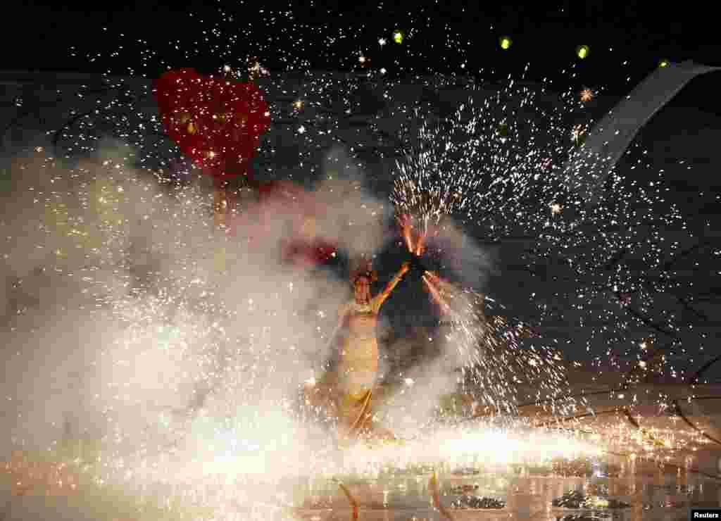 Para penari tampil saat upacara penutupan Pesta Olahraga Asia Tenggara (SEA Games) ke-32 di Stadion Nasional Morodok Techo di Phnom Penh, Kamboja.(Reuters)