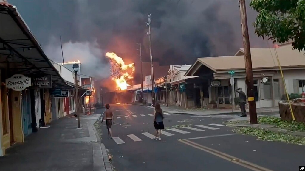 La gente observa cómo el humo y las llamas llenan el aire de los incendios forestales en Front Street en el centro de Lahaina, Hawái, el 8 de agosto de 2023.