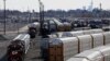 Lokomotif dari kereta Canadian Pacific Railway (CP Rail) kembali ke posisinya di markas perusahaan tersebut di Toronto Yard, Scarborough, Ontario, Kanada, pada 20 Maret 2022. (Foto: Reuters/Chris Helgren)