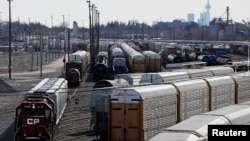 Lokomotif dari kereta Canadian Pacific Railway (CP Rail) kembali ke posisinya di markas perusahaan tersebut di Toronto Yard, Scarborough, Ontario, Kanada, pada 20 Maret 2022. (Foto: Reuters/Chris Helgren)