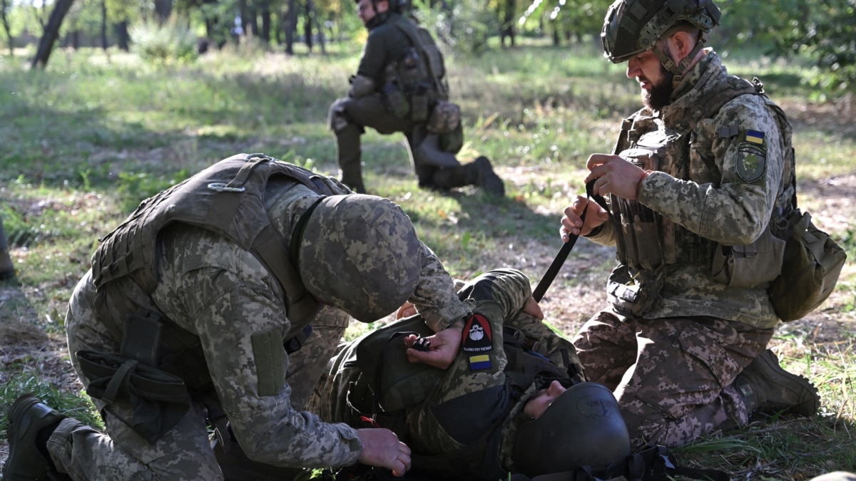 Ukrainian Soldiers Learn First Aid Near Front Line