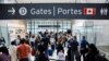 FOTO DE ARCHIVO: Viajeros en la cola de seguridad en la sala de embarque del Aeropuerto Internacional Toronto Pearson en Mississauga, Ontario, Canadá, el 20 de mayo de 2022. REUTERS/Cole Burston 