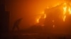 عکس منتشر شده از سوی سازمان اضطراری دولتی اوکراین، یک آتش‌نشان در کارخانه تنباکوی آسیب دیده در جریان حمله روسیه به کی‌یف را نشان می‌دهد - ۷ خرداد ۱۴۰۲