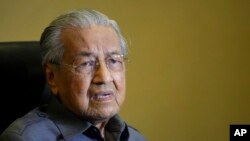 Mantan Perdana Menteri Malaysia Mahathir Mohamad dalam konferensi pers di kantornya di Putrajaya, Malaysia, Senin, 22 Januari 2024. (AP/Vincent Thian)