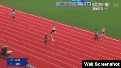 مسابقه دو ۱۰۰ متر در مسابقات جهانی دانشگاهی چنگدو، چین - تصویر برگرفته از شبکه آنلاین سی‌سی‌تی‌وی 