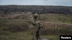 ARCHIVO - Un francotirador del ejército ucraniano prepara su rifle en un campo de tiro cerca de una línea de frente, en medio del ataque de Rusia a Ucrania, en la región de Donetsk, Ucrania, el 23 de diciembre de 2023.