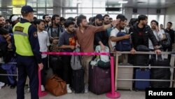 Wanafunzi na raia wa Pakistani wakisubiri ndege kuondoka Kyrgyzstan, Mei 23, 2024. Picha na REUTERS/Vladimir Pirogov 