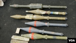 이스라엘 군이 압류한 북한 무기. 위에서 아래를 기준으로 첫 번째와 세 번째 무기가 하마스가 북한 F-7의 로켓 추진체를 이용해 만든 대전차 로켓. 두 번째와 나머지 아래 3개 무기는 F-7이다. 모두 뒷부분에 같은 추진체가 달려있다.