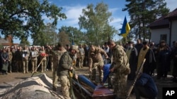 Pemakaman Letnan Kolonel Vitali Baranov, komandan batalion 206 pertahanan teritorial tentara Ukraina, di Katiuzhanka dekat Kyiv, Ukraina, 11 Oktober 2023.
