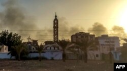El humo se eleva sobre los edificios en el sur de Jartum, mientras continúa la violencia entre dos generales sudaneses rivales, el 17 de mayo de 2023.
