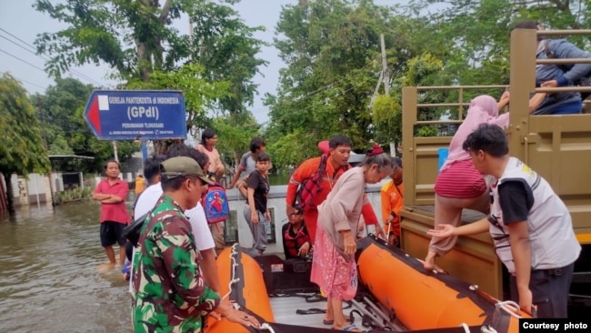 Tim gabungan mengevakuasi warga terdampak banjir di Kota Semarang, Jawa Tengah, pada 15 Maret 2024. (Foto: Courtesy of BPBD Kota Semarang)