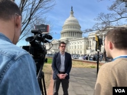 Orion Donovan Smith izvještava ispred Capitola za Spokesman-Review iz države Washington. (Cristina Caicedo-Smit/VOA )