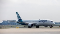 Pesawat Boeing 787-9 milik maskapai asal Kanada, WestJet, bergerak di landasan Bandara Toronto Pearson di Mississauga, Ontario, Kanada, pada 28 April 2021. (Foto: Reuters/Carlos Osorio)