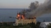 FIlE - Sebuah gedung lembaga pendidikan terbakar setelah serangan rudal Rusia di Odesa, Ukraina, 29 April 2024. (REUTERS/Sergey Smolentsev)