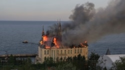 FIlE - Sebuah gedung lembaga pendidikan terbakar setelah serangan rudal Rusia di Odesa, Ukraina, 29 April 2024. (REUTERS/Sergey Smolentsev)