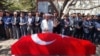 33 yaşındaki polis memuru Mustafa İlhan, Adıyaman’ın Gölbaşı ilçesinde düzenlenen cenaze töreniyle defnedildi.
