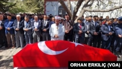 33 yaşındaki polis memuru Mustafa İlhan, Adıyaman’ın Gölbaşı ilçesinde düzenlenen cenaze töreniyle defnedildi.
