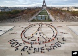 Декабрь, 2015. Акция во Франции, приуроченная к проходившей в то время климатической конференции в Париже.