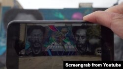 จิตรกรรมบนฝาผนังที่สามารถเคลื่อนไหวได้หากมองผ่านกล้องสมาร์ทโฟน เป็นหนึ่งในงานที่นักจดหมายเหตุพยายามนำเทคโนโลยี AR มาใช้เพื่อบอกเล่าเรื่องราวประวัติศาสตร์คนดำ เนื่องในโอกาสเฉลิมฉลองวันจูนทีนธ์ (ที่มา: Screengrab from YouTube)