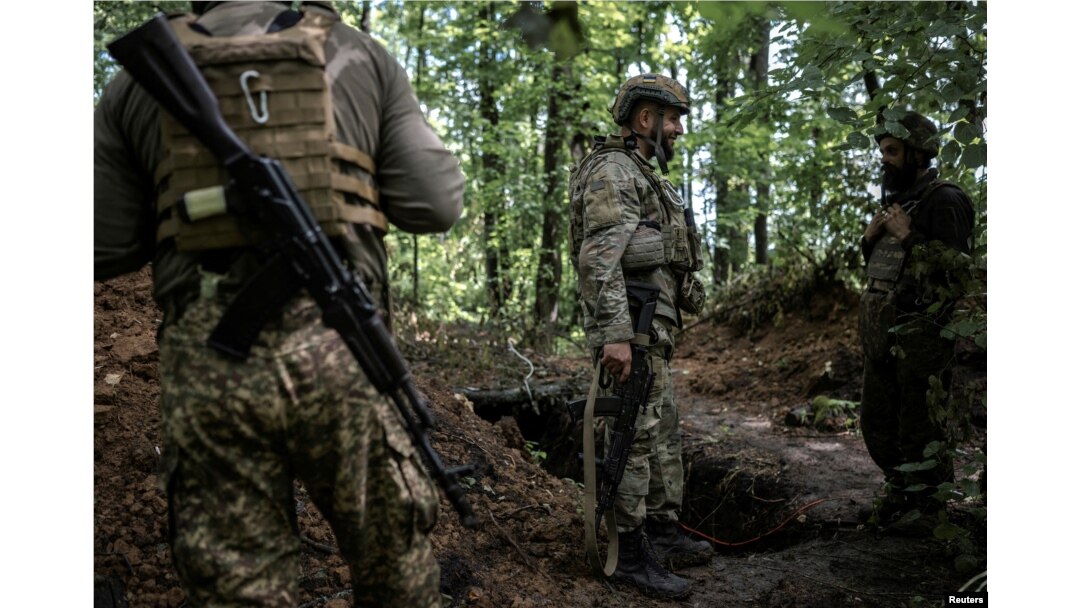 Artiljerac Nacionalne garde Ukrajine čeka da otvori vatru na ruske trupe, tokom ruskog napada na Ukrajinu, nedaleko od sela Liptsi, u regionu Harkova, Ukrajina, 17. juna 2024.