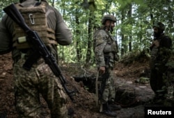Artiljerac Nacionalne garde Ukrajine čeka da otvori vatru na ruske trupe, tokom ruskog napada na Ukrajinu, nedaleko od sela Liptsi, u regionu Harkova, Ukrajina, 17. juna 2024.